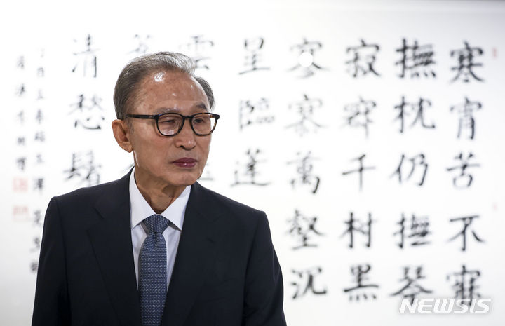 [서울=뉴시스] 정병혁 기자 = 이명박 전 대통령이 13일 서울 서초구 한전아트센터 갤러리에서 열린 첫 서예전 '스며들다' 개막식에 앞서 자신의 작품을 바라보고 있다. 2023.12.13. jhope@newsis.com