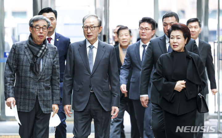 [서울=뉴시스] 정병혁 기자 = 이명박 전 대통령과 부인 김윤옥 여사가 13일 서울 서초구 한전아트센터 갤러리에서 열린 첫 서예전 '스며들다' 개막식에 참석하고 있다. 2023.12.13. jhope@newsis.com