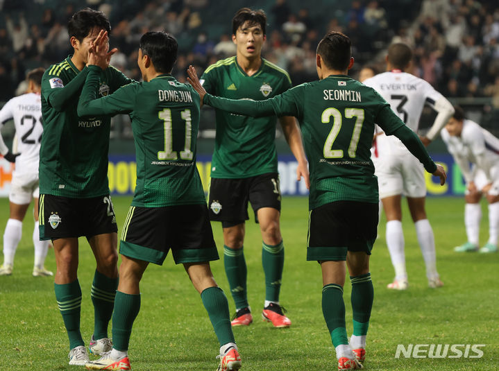 [전주=뉴시스] 김근수 기자 = 13일 오후 전북 전주시 전주월드컵경기장에서 열린 AFC 챔피언스리그 F조 조별리그 6차전 전북현대와 방콕 유나이티드의 경기, 전반 전북현대 문선민이 동점골을 넣고 선수들과 기쁨을 나누고 있다. 2023.12.13. ks@newsis.com