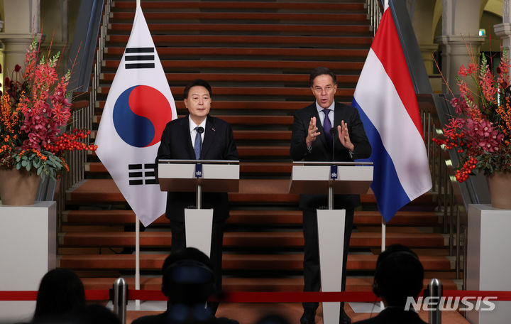 [헤이그=뉴시스] 조수정 기자 = 네덜란드를 국빈 방문 중인 윤석열 대통령이 13일(현지시간) 헤이그 총리실 중앙홀에서 마르크 뤼터 네덜란드 총리와 공동기자회견을 하고 있다. 2023.12.13. chocrystal@newsis.com