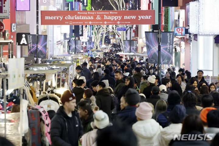 [서울=뉴시스] 최동준 기자 = 지난해 서울 명동거리. 2023.12.13. photocdj@newsis.com