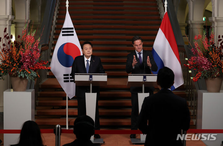 [헤이그=뉴시스] 조수정 기자 = 네덜란드를 국빈 방문 중인 윤석열 대통령과 마르크 뤼터 네덜란드 총리가 13일(현지시간) 헤이그 총리실 중앙홀에서 열린 한-네덜란드 정상 공동기자회견에서 취재진 질문을 받고 있다. 2023.12.13. chocrystal@newsis.com