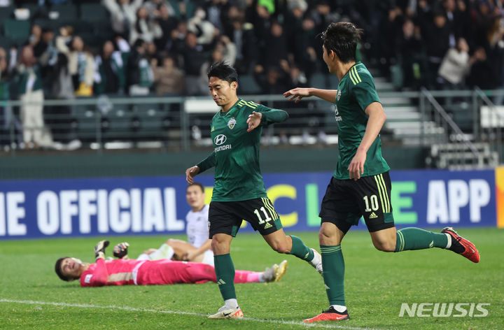 [전주=뉴시스] 김근수 기자 = 13일 오후 전북 전주시 전주월드컵경기장에서 열린 AFC 챔피언스리그 F조 조별리그 6차전 전북현대와 방콕 유나이티드의 경기, 후반 전북현대 이동준이 역전골을 넣고 있다. 2023.12.13. ks@newsis.com