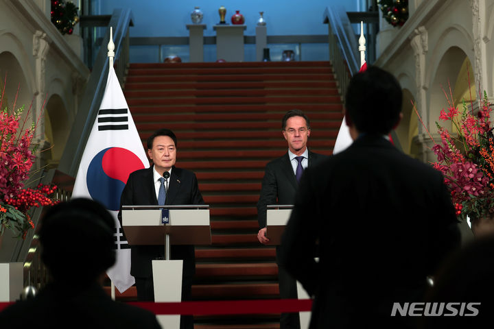 [헤이그=뉴시스] 조수정 기자 = 네덜란드를 국빈 방문 중인 윤석열 대통령과 마르크 뤼터 네덜란드 총리가 13일(현지시간) 헤이그 총리실 중앙홀에서 공동기자회견을 하고 있다. (공동취재) 2023.12.13. chocrystal@newsis.com