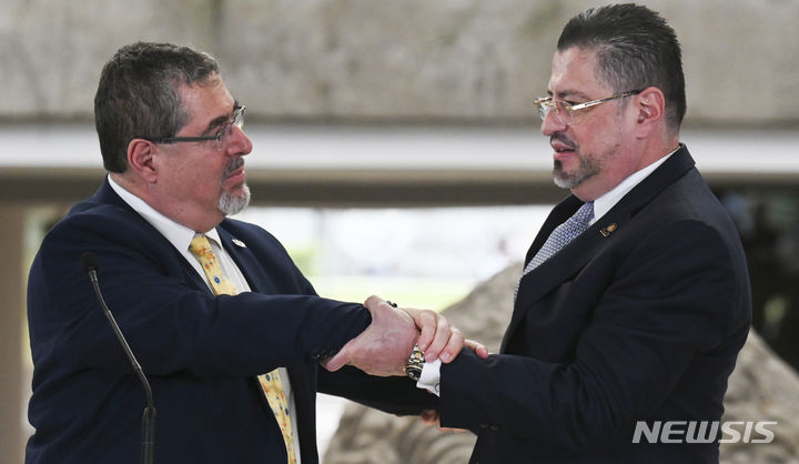 [산호세( 코스타리카)=AP/뉴시스]12월 13일 방문한 베르나르도 아레발로 과테말라 대통령 당선인(왼쪽)을 환영하는 로드리고 차베스 코스타리카 대통령. 그는 과테말라 검찰이 당선무효를 주장하고 있는데 대해 배임 혐의로 응징하겠다며 아레발로 당선인에 대한 지지를 선언했다.&nbsp; 2023.12.14.&nbsp; 