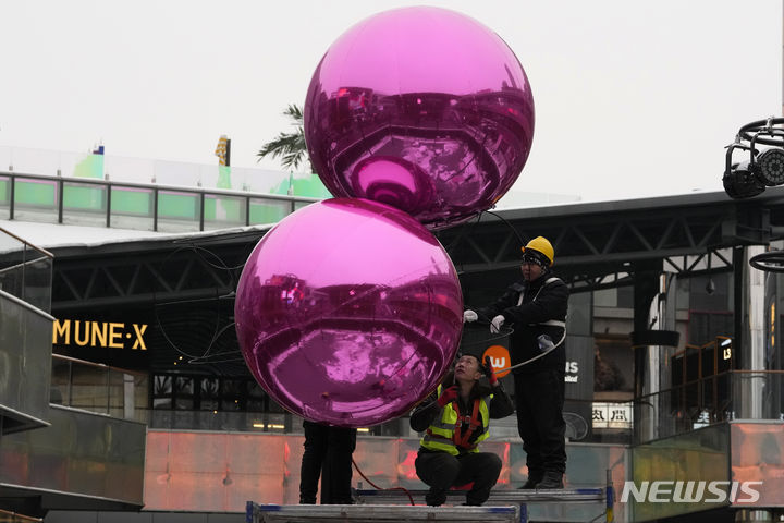 [베이징=AP/뉴시스]중국 수도 베이징의 한 쇼핑몰에서 지난 14일 근로자들이 크리스마스 장식물을 설치하고 있다. 중국에서 경기 전망이 불투명해지는 가운데 스파이 활동 등을 단속하는 국가안전부가 "중국 경제를 깎아내리기 위한 상투적 문구가 끊이지 않는다"며 중국 경제에 대한 비판적 논평 등도 불법 행위로 처벌할 가능성을 시사했다고 NHK가 17일 보도했다. 2023.12.17.