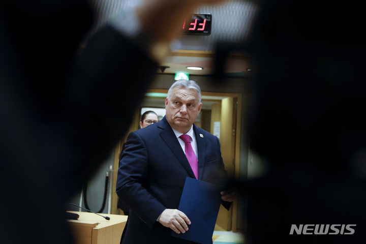 [브뤼셀=AP/뉴시스]친(親)러시아 성향 빅토르 오르반 헝가리 총리가 전쟁 발발 뒤로 처음 우크라이나를 전격 방문했다. 사진은 오르반 총리가 지난해 12월14일(현지시각) 벨기에 수도 브뤼셀에서 열린 유럽연합(EU) 정상회의에서 원탁회의에 참석하기 위해 도착하는 모습. 2024.07.02.