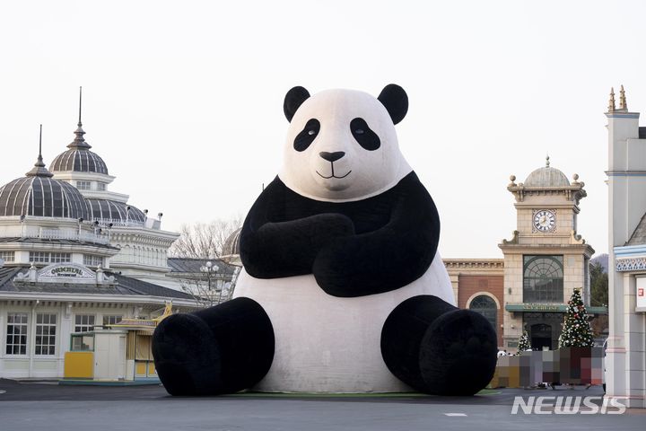 [서울=뉴시스] 에버랜드 초대형 판다 '자이언트 바오'. (사진=에버랜드 제공)