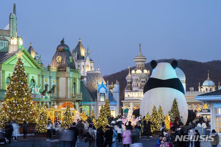 [서울=뉴시스] 에버랜드 초대형 판다 '자이언트 바오'. (사진=에버랜드 제공)