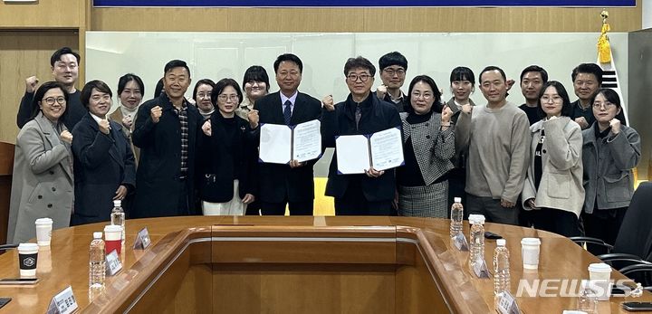 [전주=뉴시스]윤난슬 기자 = 전북 전주비전대학교 혁신지원사업단은 제주한라대학교와 대학 혁신 발전을 함께 모색하기 위한 공유협력 업무협약을 체결했다고 14일 밝혔다.(사진=전주비전대 제공) 