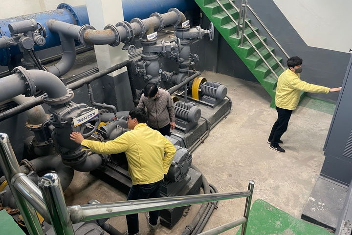 밀양시가 상수도 시설물을 점검하고 있다. (사진=밀양시 제공) *재판매 및 DB 금지