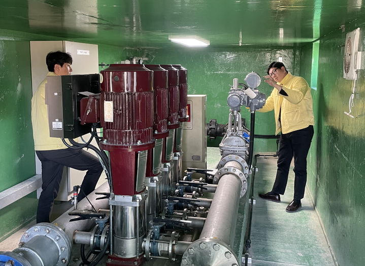 밀양시가 상수도 시설물을 점검하고 있다. (사진=밀양시 제공) *재판매 및 DB 금지