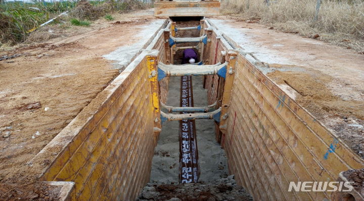 [안산=뉴시스] 대부동동과 선감동 지역에서 진행된 오수관로 정비작업(사진=안산시 제공)2023.12.14. sonanom@newsis.com