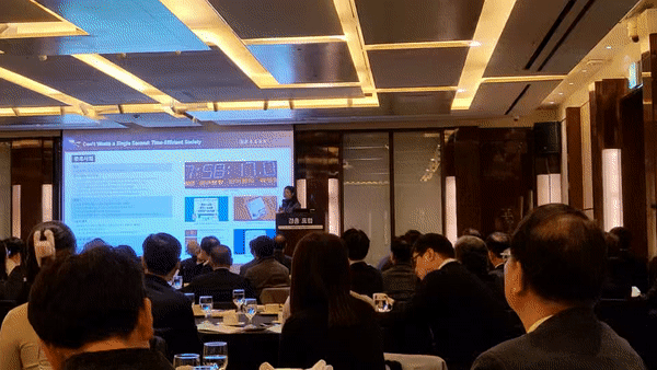 [서울=뉴시스] 박미선 기자=14일 서울 중구 소공동 조선호텔에서 열린 '제267회 경총포럼'에서 전미영 서울대 소비트렌드분석센터 연구위원이 '2024년 소비트렌드에 주목하라'는 주제로 내년도 10대 트렌드 키워드를 발표했다. *재판매 및 DB 금지