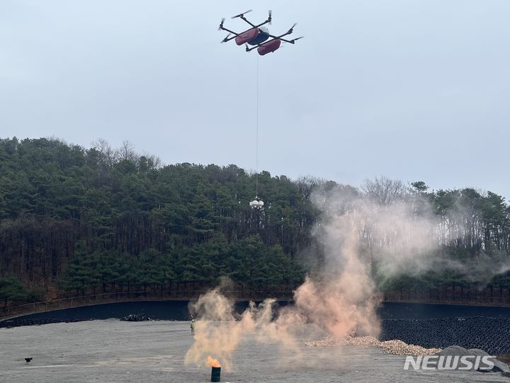 [성남=뉴시스] 성남시가 화재진압용 드론을 시연하고 있다.