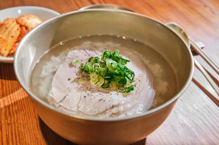 [서울=뉴시스] 미국 뉴욕 맨해튼 코리아타운의 한 한식당이 만든 요리가 뉴욕타임스(NYT)의 '올해 뉴욕 최고의 요리' 중 하나로 선정됐다. 사진은 한식당 '옥동식'의 돼지곰탕. (사진=인스타그램) 2023.12.14. *재판매 및 DB 금지