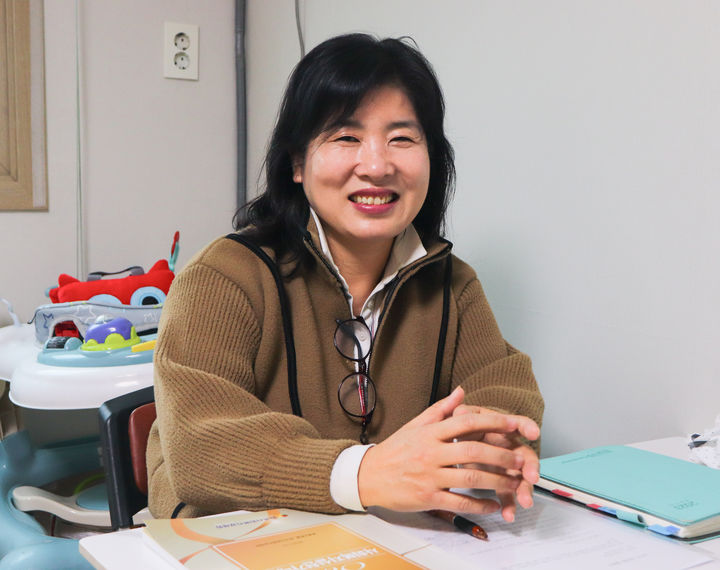 [서울=뉴시스] 김효경 인턴기자 = 지난 13일 오후, 서울 송파구의 도담하우스에서 취재진과 만난 이영애 간호사. 한부모복지시설에서 15년째 근무하며 간호사이자 사회복지사로서 근무하고 있다. hyogg33@newsis.com *재판매 및 DB 금지