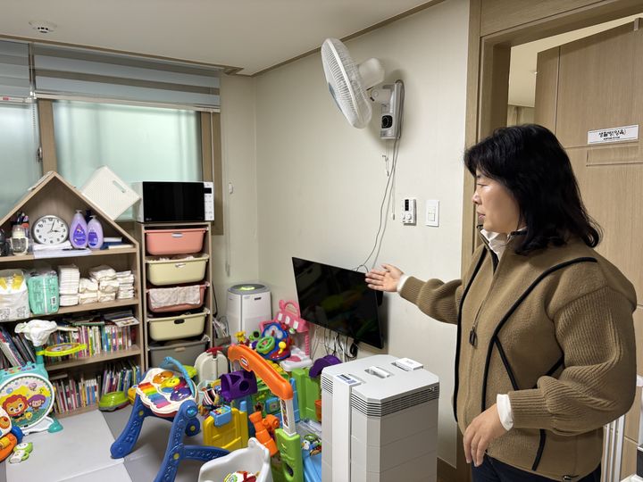 [서울=뉴시스] 김효경 인턴기자 = 공용으로 사용하는 놀이방을 소개하는 이영애 간호사. hyogg33@newsis.com *재판매 및 DB 금지