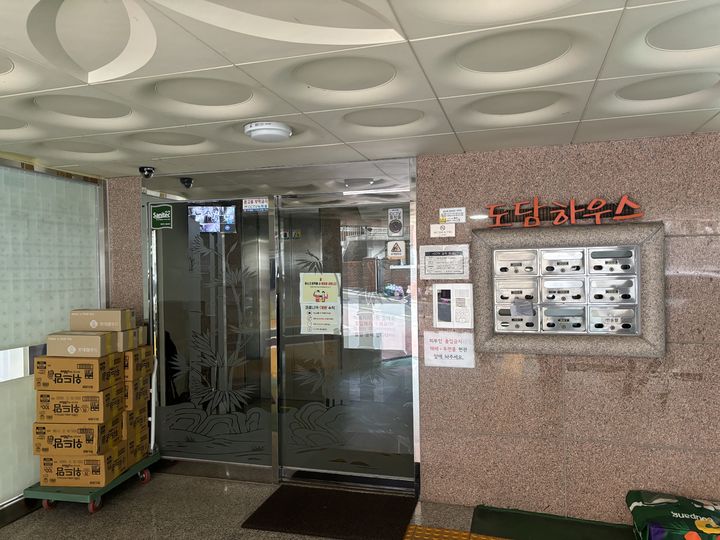 [서울=뉴시스] 김효경 인턴기자 = 서울 송파구의 한 골목에 자리한 사단법인 깨달음과나눔 도담하우스. 큰 간판을 달지 않고 일반 가정집처럼 꾸몄다. hyogg33@newsis.com *재판매 및 DB 금지