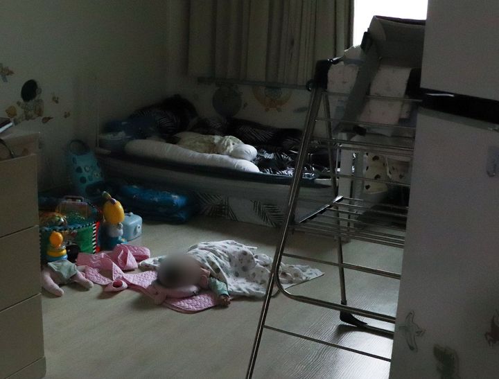 [서울=뉴시스] 김효경 인턴기자 = 기자가 방문한 13일은 입소자들이 단체 뮤지컬 관람에 나선 날이었다. 돌봄 교사와 놀다 지쳐 방에 잠든 아이 모습. hyogg33@newsis.com&nbsp; *재판매 및 DB 금지