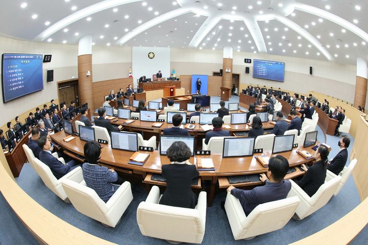 [창원=뉴시스] 강경국 기자 = 경남 창원시의회 제129회 정례회 제2차 본회의가 14일 개최되고 있다. (사진=창원시의회 제공). 2023.12.14. photo@newsis.com *재판매 및 DB 금지