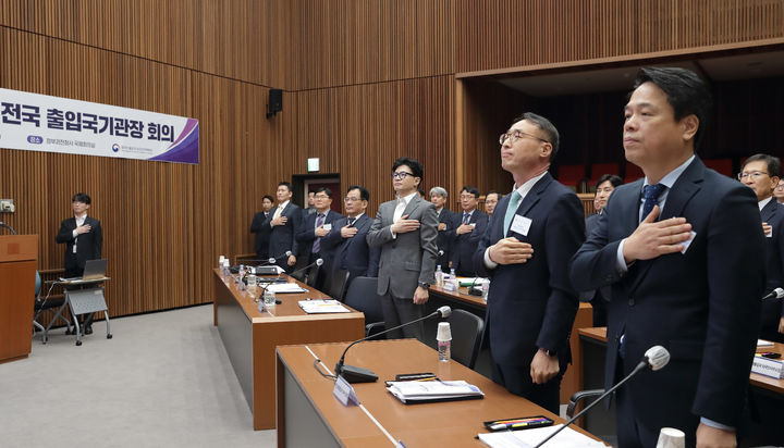 [서울=뉴시스] 한동훈 법무부 장관이 전국의 출입국기관장들에게 "인구재앙 상황에서 정교하게 통제된 이민정책은 선택이 아닌 필수"라고 밝혔다. 사진은 한 장관이 전국 출입국기관장 회의에 참석한 모습. 2023.12.14. (사진=법무부) *재판매 및 DB 금지