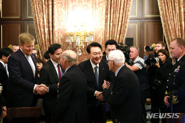 [암스테르담=뉴시스] 조수정 기자 = 네덜란드를 국빈 방문한 윤석열 대통령이 13일(현지시간) 암스테르담 왕궁에서 열린 네덜란드 한국전 참전용사 간담회에서 참전용사들과 인사하고 있다.(공동취재) 2023.12.14. chocrystal@newsis.com