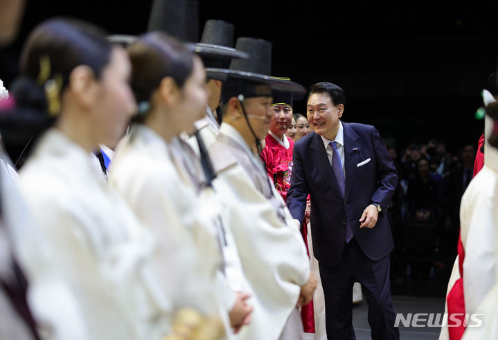 [암스테르담=뉴시스] 윤석열 대통령이 문재인 정부 검찰총장 시절 받은 징계의 정당성에 대한 항소심 소송에서 19일 1심을 뒤집고 승소했다. 사진은 네덜란드를 국빈 방문한 윤 대통령이 지난 12일(현지시간) 오후 암스테르담 아파스 라이브에서 열린 답례문화행사에서 공연관람을 마친 뒤 공연자들을 격려하는 모습. (공동취재) 2023.12.14. chocrystal@newsis.com