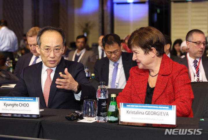 [서울=뉴시스] 고승민 기자 = 추경호 경제부총리 겸 기획재정부 장관과 크리스탈리나 게오르기에바 국제통화기금(IMF) 총재가 14일 서울 포시즌스호텔에서 열린 국제통화기금 공동 국제 컨퍼런스에서 대화하고 있다. 2023.12.14. kkssmm99@newsis.com