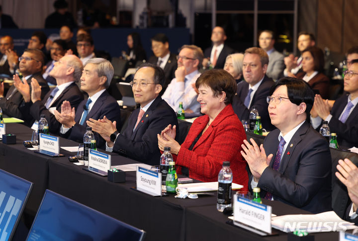 [서울=뉴시스] 고승민 기자 = 추경호 경제부총리 겸 기획재정부 장관과 크리스탈리나 게오르기에바 국제통화기금(IMF) 총재가 14일 서울 포시즌스호텔에서 열린 국제통화기금 공동 국제 컨퍼런스에서 박수를 치고 있다. 2023.12.14. kkssmm99@newsis.com