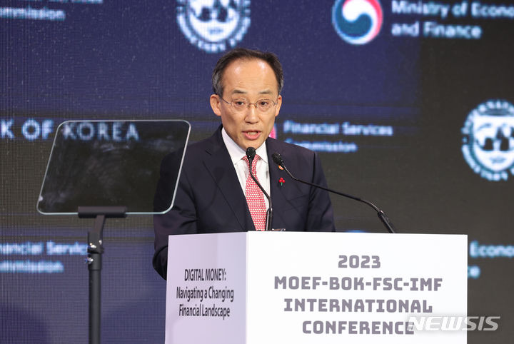 [서울=뉴시스] 고승민 기자 = 추경호 경제부총리 겸 기획재정부 장관이 14일 서울 포시즌스호텔에서 열린 국제통화기금 공동 국제 컨퍼런스에서 환영사를 하고 있다. 2023.12.14. kkssmm99@newsis.com