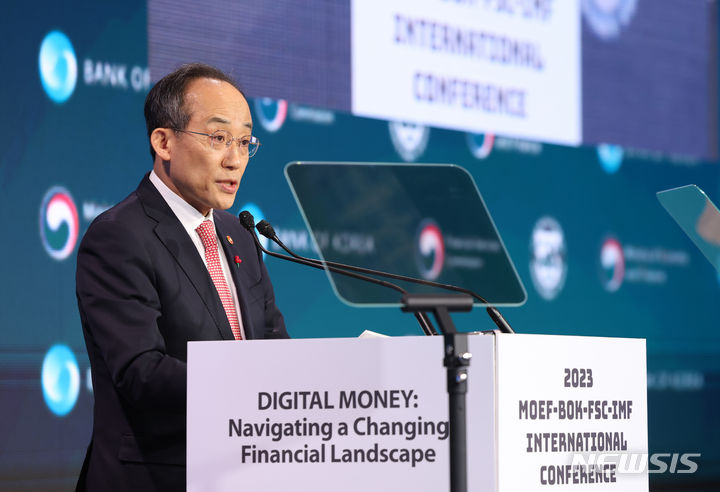 [서울=뉴시스] 고승민 기자 = 추경호 경제부총리 겸 기획재정부 장관이 14일 서울 포시즌스호텔에서 열린 국제통화기금 공동 국제 컨퍼런스에서 환영사를 하고 있다. 2023.12.14. kkssmm99@newsis.com