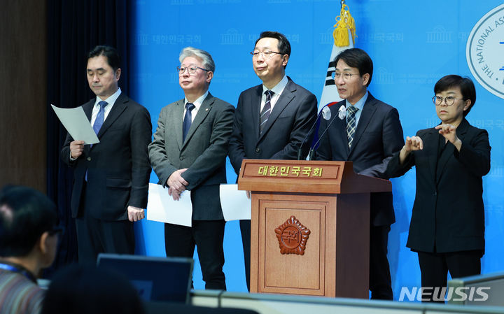 [서울=뉴시스] 고범준 기자 = 이원욱 더불어민주당 의원이 14일 오전 서울 여의도 국회 소통관에서 열린 '원칙과상식', 더불어민주당 혁신 제안 기자회견에서 발언하고 있다. 왼쪽부터 김종민, 조응천, 윤영찬, 이원욱 의원. 2023.12.14. bjko@newsis.com