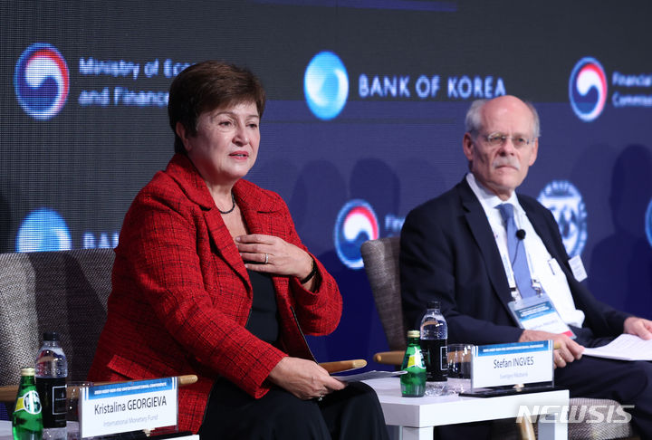 [서울=뉴시스] 고승민 기자 = 크리스탈리나 게오르기에바 국제통화기금(IMF) 총재가 14일 서울 포시즌스호텔에서 열린 국제통화기금 공동 국제 컨퍼런스 패널토론에서 발언하고 있다. 2023.12.14. kkssmm99@newsis.com