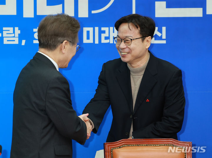 [서울=뉴시스] 고범준 기자 = 이재명 더불어민주당 대표가 14일 오전 서울 여의도 국회에서 열린 2차 인재영입식에서 미래산업 전문가 이재성 씨와 악수하고 있다. 2023.12.14. bjko@newsis.com