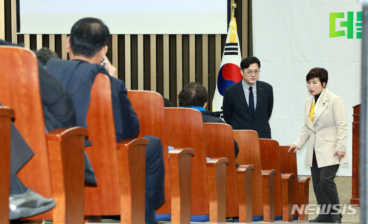 [서울=뉴시스] 고범준 기자 = 홍익표 더불어민주당 원내대표가 14일 오전 서울 여의도 국회에서 열린 비공개 의원총회에서 전혜숙 의원과 대화하고 있다. 2023.12.14. bjko@newsis.com