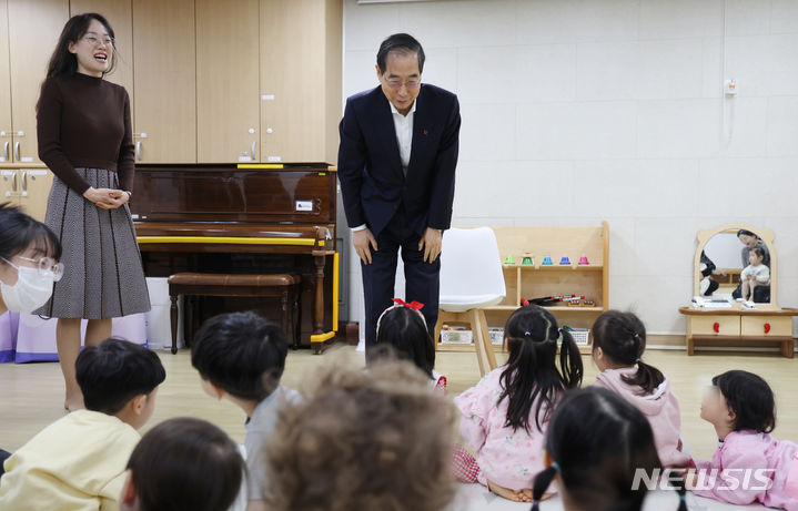 [서울=뉴시스] 고승민 기자 = 한덕수 국무총리가 14일 서울 영락교회 어린이집을 방문해 원생들과 인사를 나누고 있다. 2023.12.14. kkssmm99@newsis.com