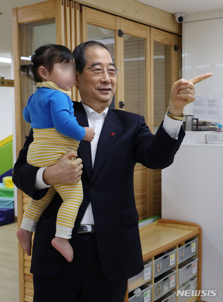 [서울=뉴시스] 고승민 기자 = 한덕수 국무총리가 14일 서울 영락교회 어린이집을 방문해 한 어린이를 안고 있다. 2023.12.14. kkssmm99@newsis.com