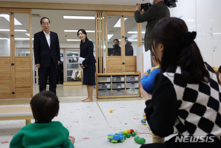 [서울=뉴시스] 고승민 기자 = 한덕수 국무총리가 14일 서울 영락교회 어린이집을 방문해 현황을 살피고 있다. 2023.12.14. kkssmm99@newsis.com