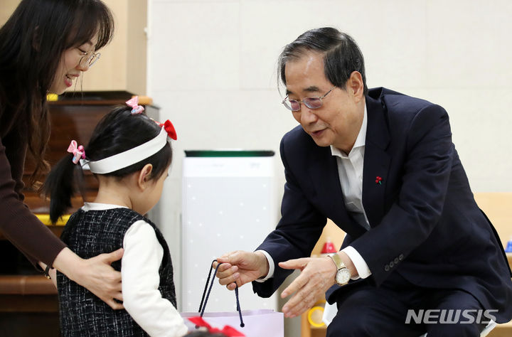 [서울=뉴시스] 고승민 기자 = 한덕수 국무총리가 14일 서울 영락교회 어린이집을 방문해 원생들에게 선물을 주고 있다. (공동취재) 2023.12.14. photo@newsis.com