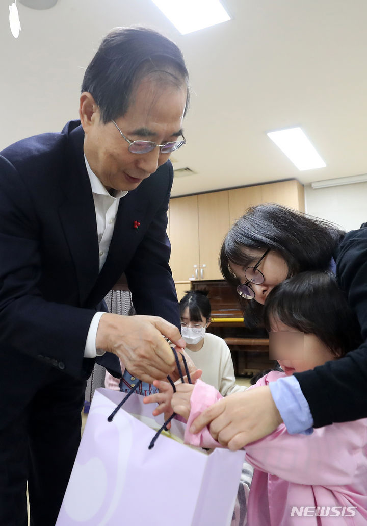 [서울=뉴시스] 고승민 기자 = 한덕수 국무총리가 14일 서울 영락교회 어린이집을 방문해 원생들에게 선물을 주고 있다. (공동취재) 2023.12.14. photo@newsis.com