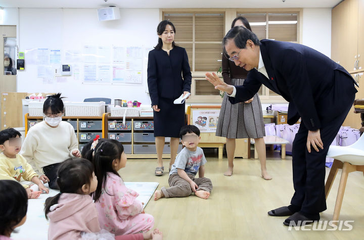 [서울=뉴시스] 고승민 기자 = 한덕수 국무총리가 14일 서울 영락교회 어린이집을 방문해 원생들과 인사를 나누고 있다. (공동취재) 2023.12.14. photo@newsis.com