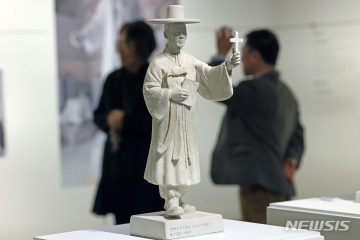 가나아트, 한진섭 개인전 '성 김대건 안드레아 신부, 바티칸에 서다'