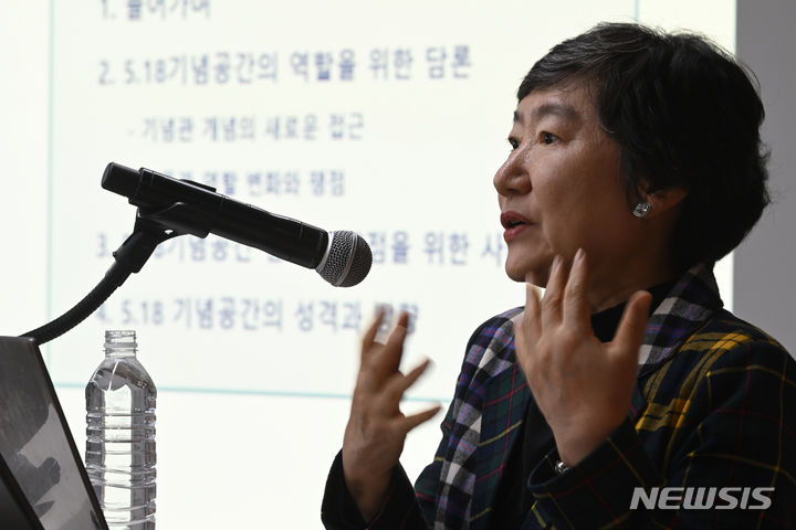 [광주=뉴시스] 이영주 기자 = 박신의 경희대 문화예술경영학과 명예교수가 14일 오후 광주 동구 전일빌딩245에서 열린 '옛 전남도청 전시콘텐츠 구현을 위한 전문가 초청 세미나'에 참여해 주제발표하고 있다. 2023.12.14. leeyj2578@newsis.com