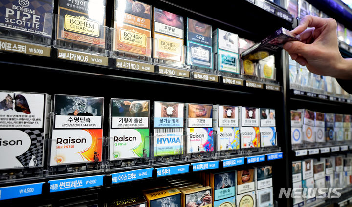 [서울=뉴시스] 김금보 기자 = 서울시내 한 편의점에 담배 상품이 진열돼있다. 2023.12.14. kgb@newsis.com