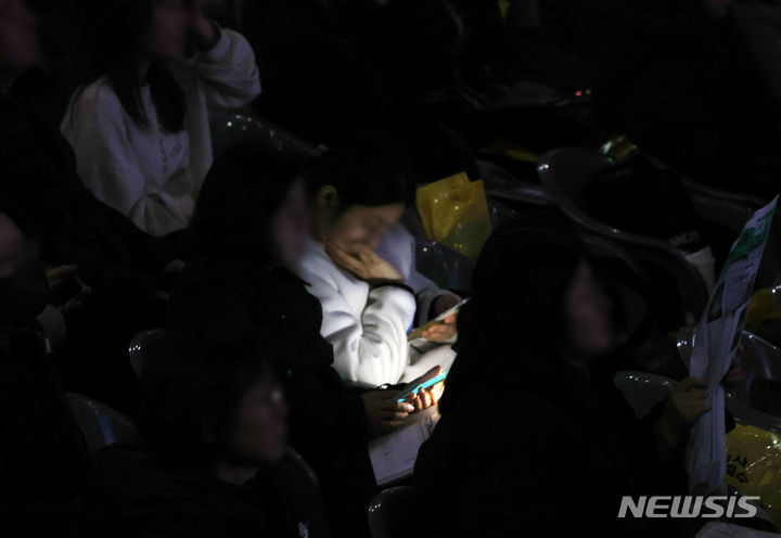 [서울=뉴시스] 조성우 기자 = 지난해 12월14일 오후 서울 송파구 잠실학생체육관에서 열린 진학사 2024학년도 정시 합격전략 설명회에서 수험생과 학부모들이 강사의 설명을 듣는 모습. 2024.01.05. xconfind@newsis.com