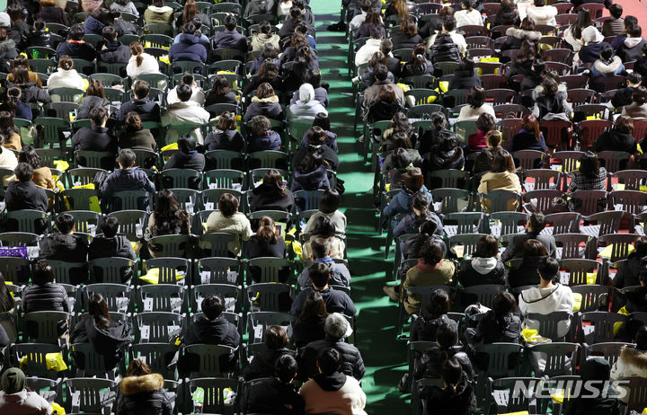 [서울=뉴시스] 조성우 기자 = 지난해 12월14일 오후 서울 송파구 잠실학생체육관에서 열린 진학사 2024학년도 정시 합격전략 설명회에서 듬성듬성 빈 자리가 보이는 모습. 2024.01.04. xconfind@newsis.com