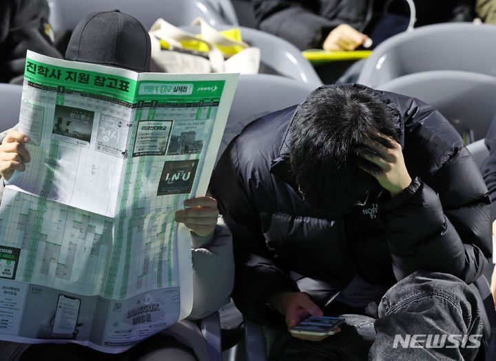 [서울=뉴시스] 지난해 12월14일 오후 서울 송파구 잠실학생체육관에서 열린 진학사 2024학년도 정시 합격전략 설명회에서 수험생이 지원 참고표를 보는 모습. (사진=뉴시스DB). 2024.01.21. photo@newsis.com