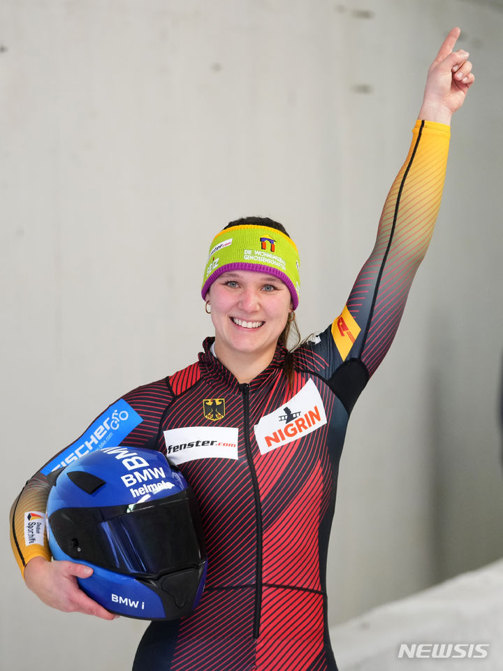 [인스부르크(오스트리아)=AP/뉴시스]독일 빌트지는 27일(현지시간) 2018 평창 동계올림픽 여자 봅슬레이 금메달리스트인 리자 부크비츠(독일)가 최근 성인 전용 콘텐츠를 제공하는 구독형 플랫폼 '온리팬스(OnlyFans)'의 계정에서 활동 중이라고 보도했다. 2023.12.15.