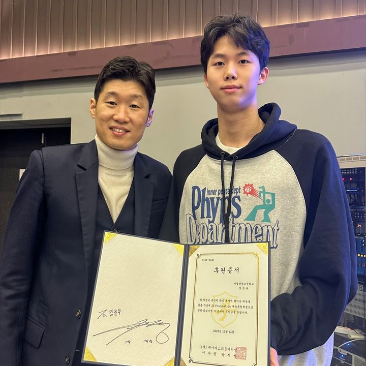 [서울=뉴시스] 세계주니어수영선수권대회에서 은메달을 딴 김준우가 박지성 전북현대 테크니컬 디렉터가 설립한 JS파운데이션 장학생으로 선정됐다. (사진 = 대한수영연맹 제공) *재판매 및 DB 금지